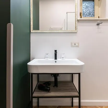 Oysters & Bubbles Gastro Hotel. Rynok Square Szálloda *