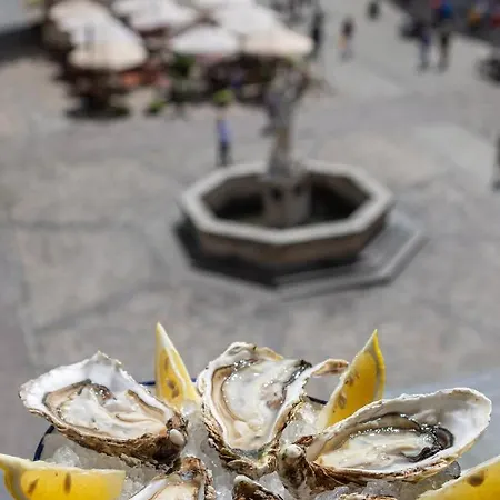 Oysters & Bubbles Gastro Hotel. Rynok Square *