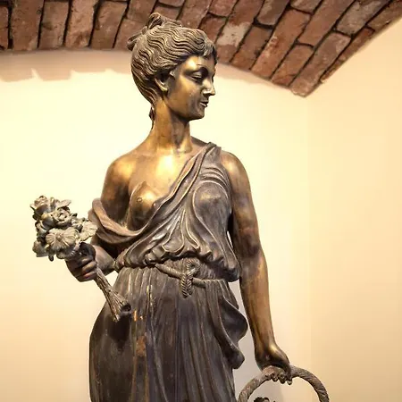 Oysters & Bubbles Gastro Hotel. Rynok Square