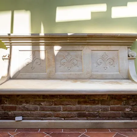 Oysters & Bubbles Gastro Hotel. Rynok Square Szálloda Lviv