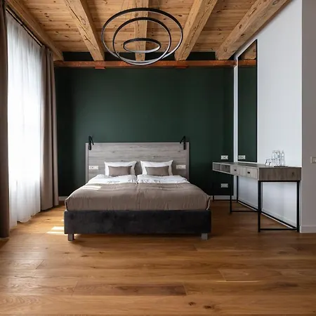 Szálloda Oysters & Bubbles Gastro Hotel. Rynok Square Lviv