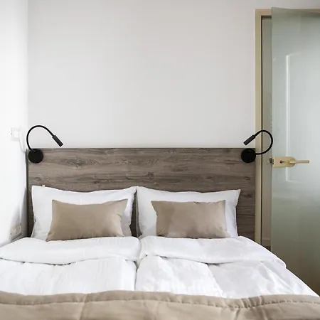 Oysters & Bubbles Gastro Hotel. Rynok Square