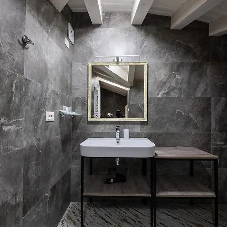 Oysters & Bubbles Gastro Hotel. Rynok Square Szálloda Lviv