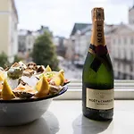 Oysters & Bubbles Gastro Hotel. Rynok Square *