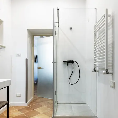 Oysters & Bubbles Gastro Hotel. Rynok Square *