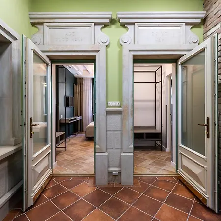 Oysters & Bubbles Gastro Hotel. Rynok Square *