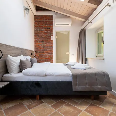 Ξενοδοχείο Oysters & Bubbles Gastro Hotel. Rynok Square