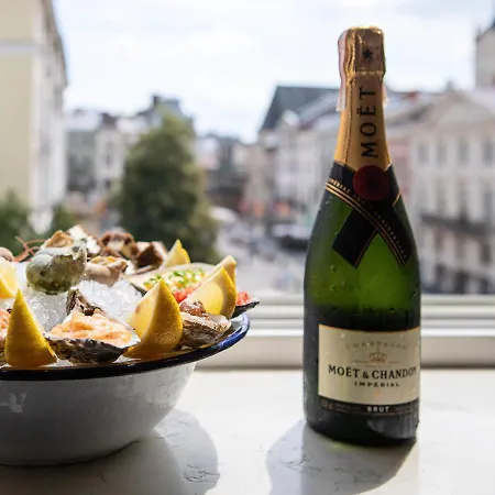Oysters & Bubbles Gastro Hotel. Rynok Square *