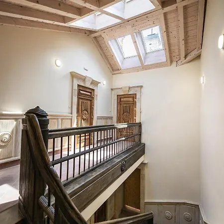 Oysters & Bubbles Gastro Hotel. Rynok Square