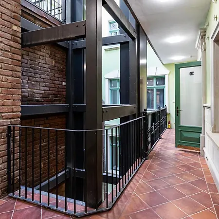 Oysters & Bubbles Gastro Hotel. Rynok Square