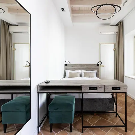 Oysters & Bubbles Gastro Hotel. Rynok Square Hotel