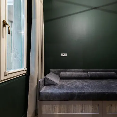 Oysters & Bubbles Gastro Hotel. Rynok Square Ξενοδοχείο *