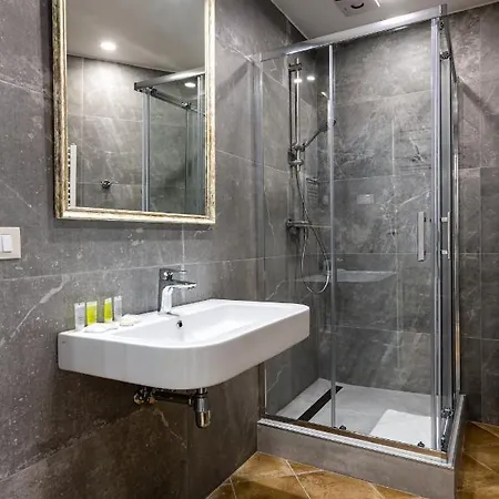 Oysters & Bubbles Gastro Hotel. Rynok Square Hotel *