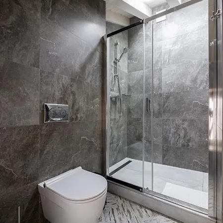 Oysters & Bubbles Gastro Hotel. Rynok Square * Λβιβ