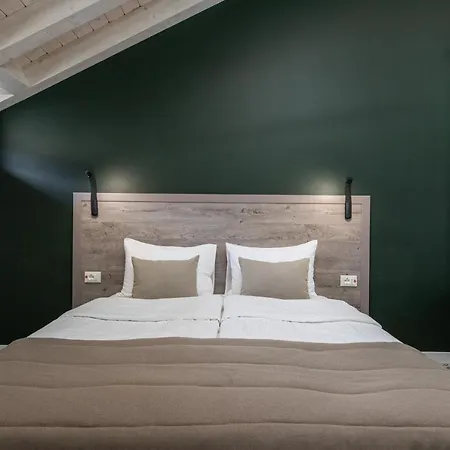 Oysters & Bubbles Gastro Hotel. Rynok Square