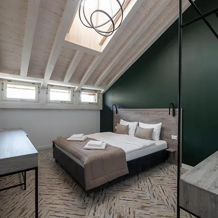 Oysters & Bubbles Gastro Hotel. Rynok Square *