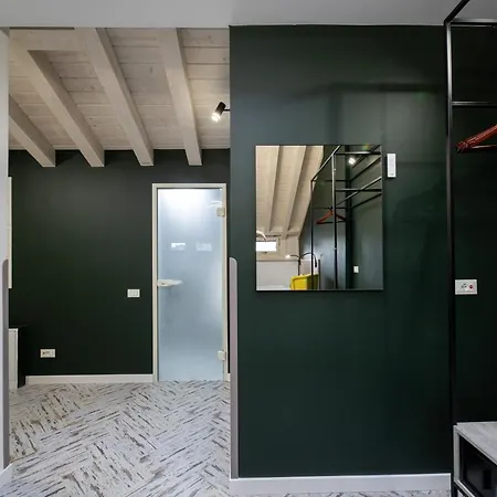 Oysters & Bubbles Gastro Hotel. Rynok Square *