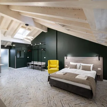 Oysters & Bubbles Gastro Hotel. Rynok Square Hotel