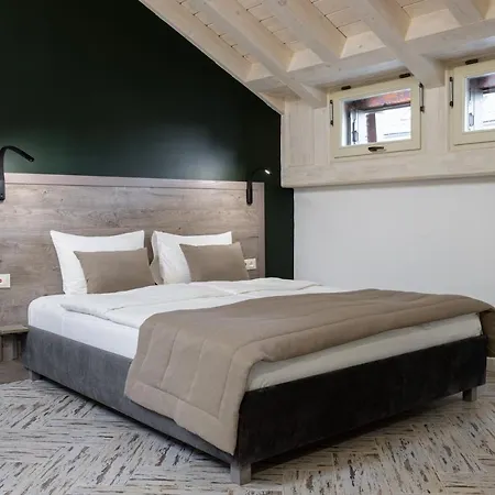 Oysters & Bubbles Gastro Hotel. Rynok Square Hotel