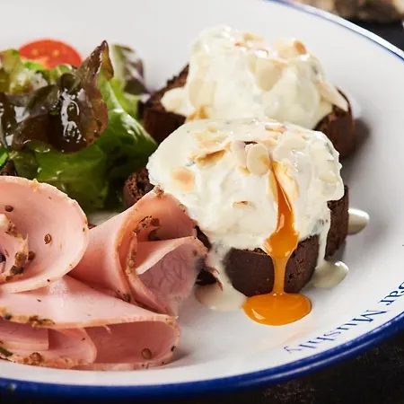 Oysters & Bubbles Gastro Hotel. Rynok Square Hotel