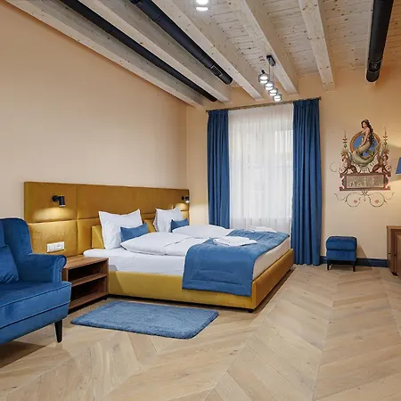 Oysters & Bubbles Gastro Hotel. Rynok Square * リヴィウ