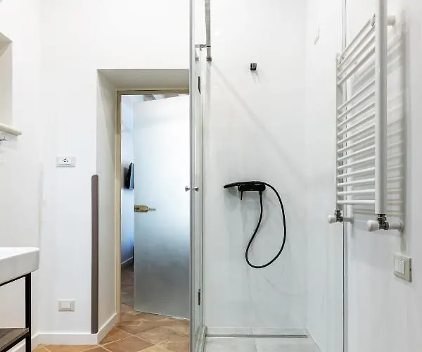 Oysters & Bubbles Gastro Hotel. Rynok Square *