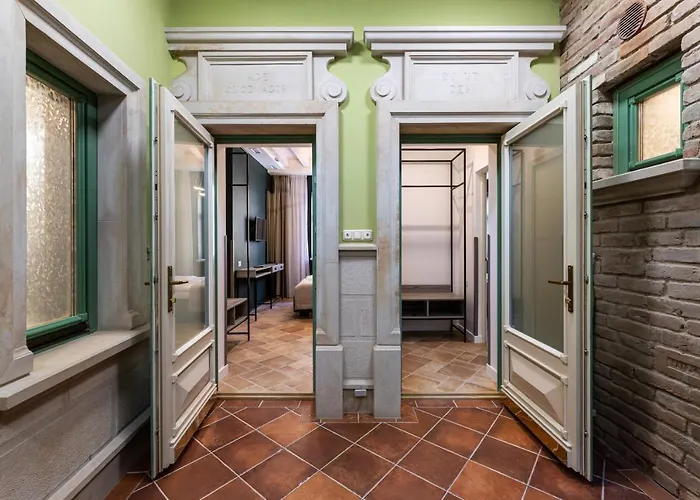 Oysters & Bubbles Gastro Hotel. Rynok Square *