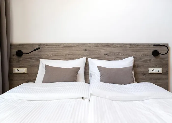 Oysters & Bubbles Gastro Hotel. Rynok Square *