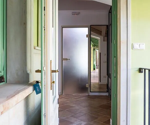 Oysters & Bubbles Gastro Hotel. Rynok Square