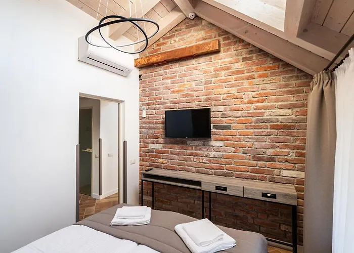 Oysters & Bubbles Gastro Hotel. Rynok Square * リヴィウ