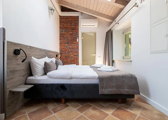 Hotel Oysters & Bubbles Gastro Hotel. Rynok Square