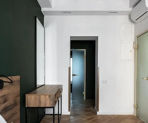 Oysters & Bubbles Gastro Hotel. Rynok Square ホテル