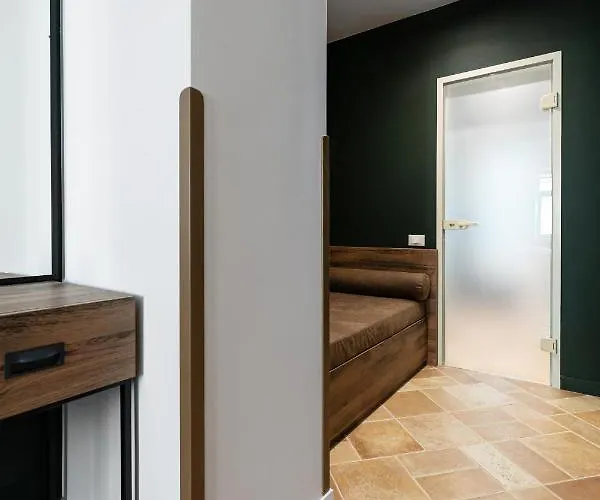 Hotel Oysters & Bubbles Gastro Hotel. Rynok Square