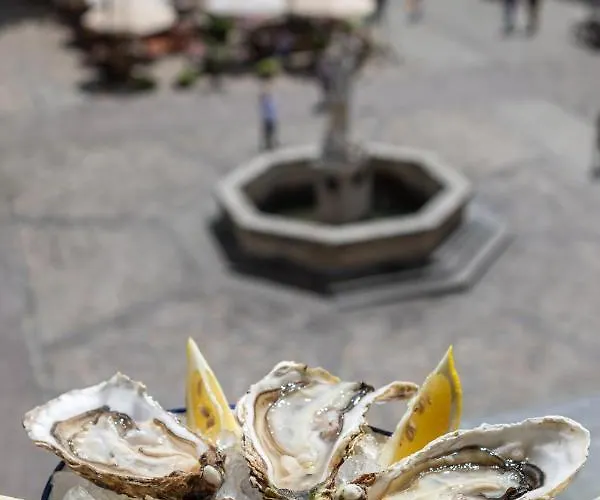 Oysters & Bubbles Gastro Hotel. Rynok Square *