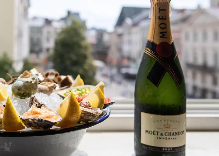 Oysters & Bubbles Gastro Hotel. Rynok Square *