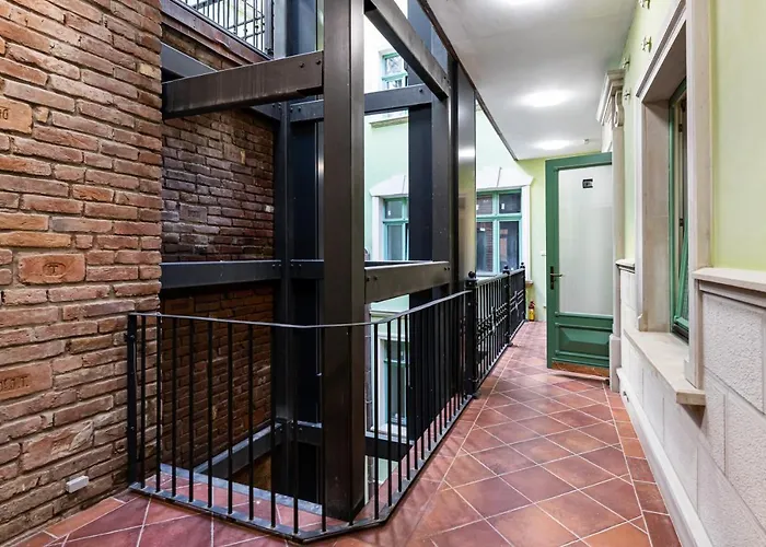 Oysters & Bubbles Gastro Hotel. Rynok Square