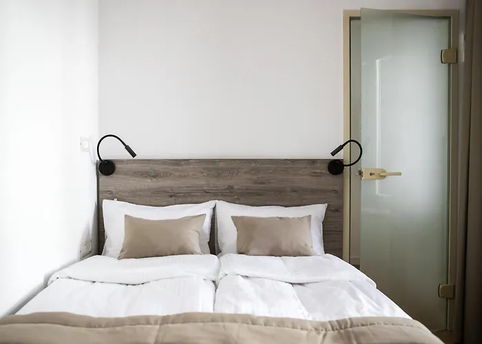 Oysters & Bubbles Gastro Hotel. Rynok Square