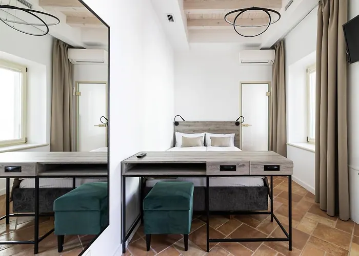 Oysters & Bubbles Gastro Hotel. Rynok Square Hotel