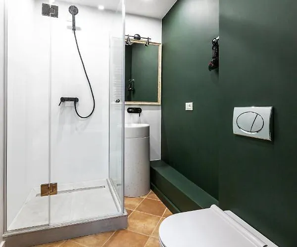 Oysters & Bubbles Gastro Hotel. Rynok Square Hotel *