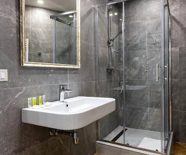 Oysters & Bubbles Gastro Hotel. Rynok Square ホテル *