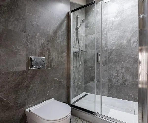 Oysters & Bubbles Gastro Hotel. Rynok Square * リヴィウ