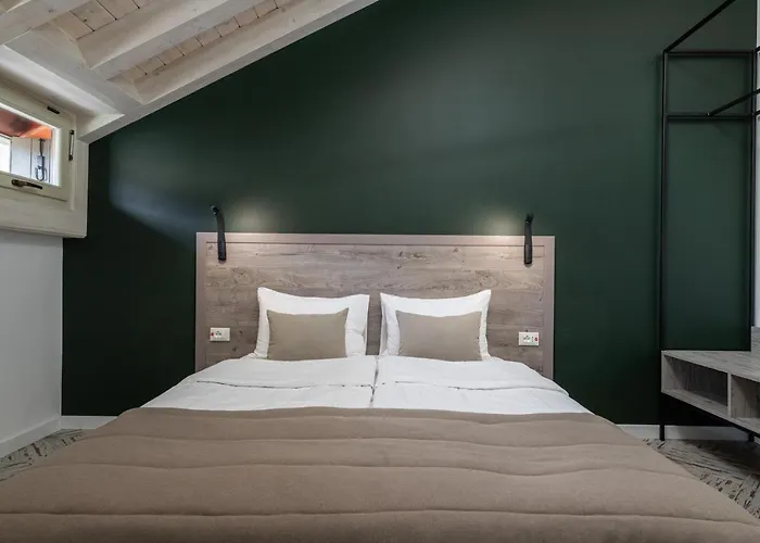 Oysters & Bubbles Gastro Hotel. Rynok Square