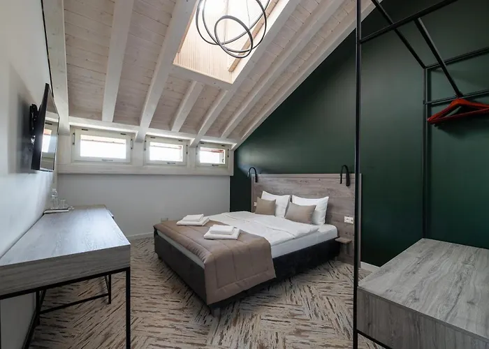 Oysters & Bubbles Gastro Hotel. Rynok Square *