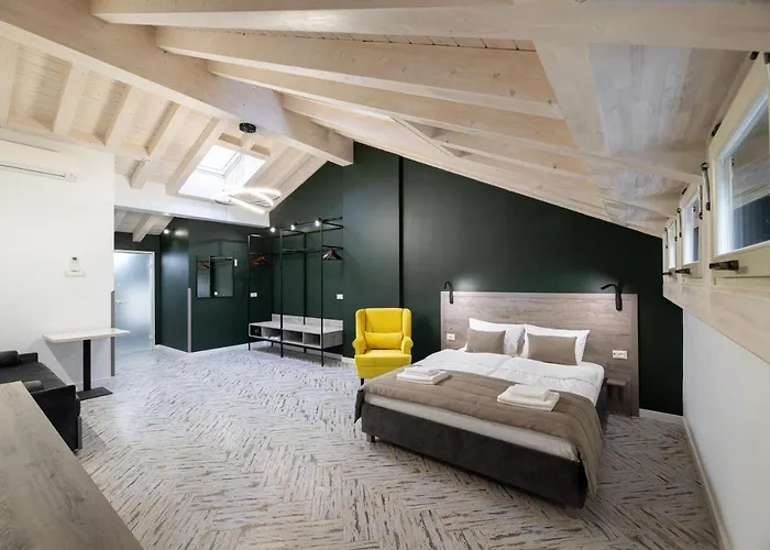 Oysters & Bubbles Gastro Hotel. Rynok Square ホテル