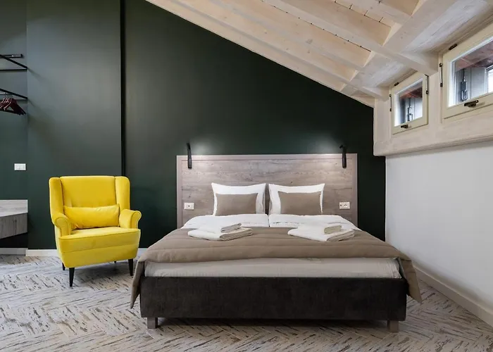 Oysters & Bubbles Gastro Hotel. Rynok Square リヴィウ