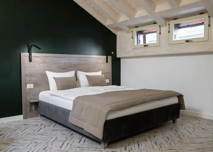 Oysters & Bubbles Gastro Hotel. Rynok Square Hotel