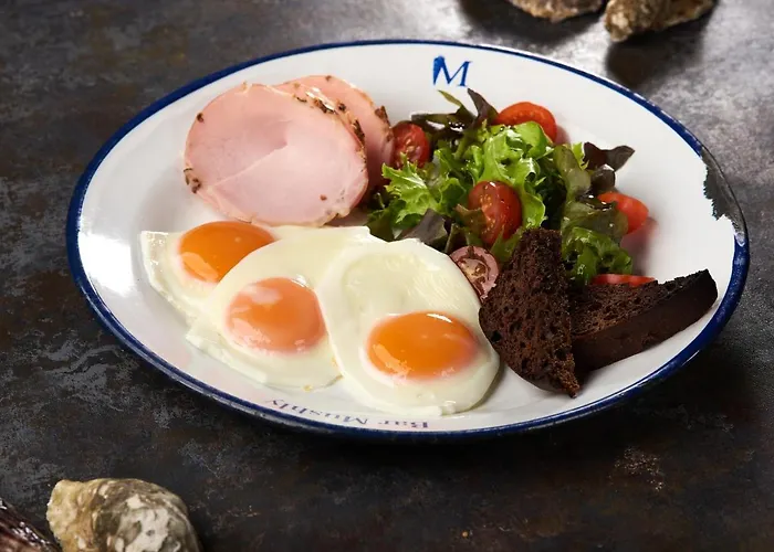 Oysters & Bubbles Gastro Hotel. Rynok Square ホテル