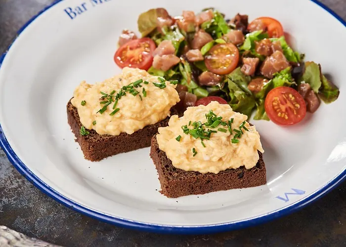 Oysters & Bubbles Gastro Hotel. Rynok Square ホテル