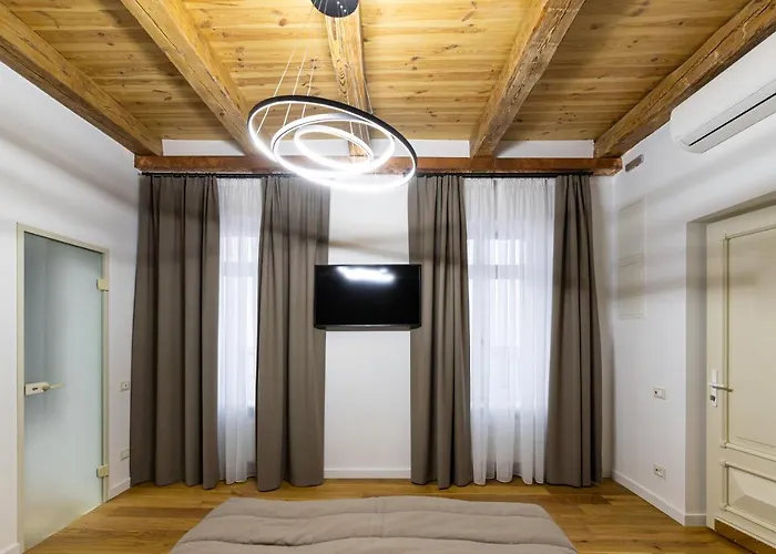 Oysters & Bubbles Gastro Hotel. Rynok Square ホテル