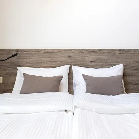 Oysters & Bubbles Gastro Hotel. Rynok Square *